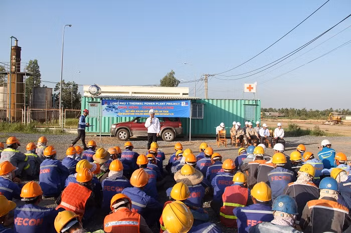 Người lao động PTSC họp giao ban trên công trường Nhà máy nhiệt điện Long Phú 1.