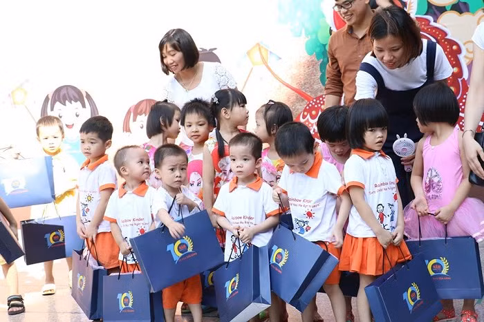 ... Và được nhận quà Trung Thu từ sự hợp lực của gần 600 bạn học sinh Ban Mai, các bậc cha mẹ học sinh và thầy cô.... ... Và được nhận quà Trung Thu từ sự hợp lực của gần 600 bạn học sinh Ban Mai, các bậc cha mẹ học sinh và thầy cô....