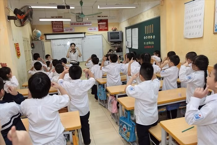 Sĩ số gần trăm em, mọi nỗ lực đổi mới giáo dục lùi về 0 ảnh 3
