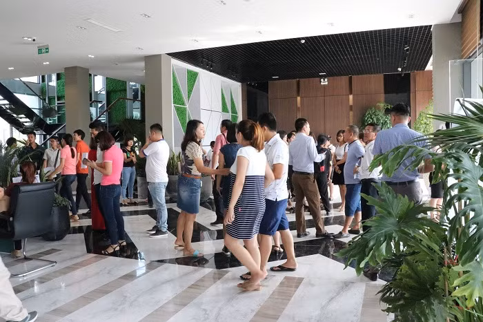 Quang cảnh nhộn nhịp ngày mở bán.