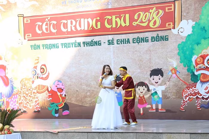 Các bé được giao lưu với chị Hằng Nga xinh đẹp và chú Cuội vui tính. Các bé được giao lưu với chị Hằng Nga xinh đẹp và chú Cuội vui tính.