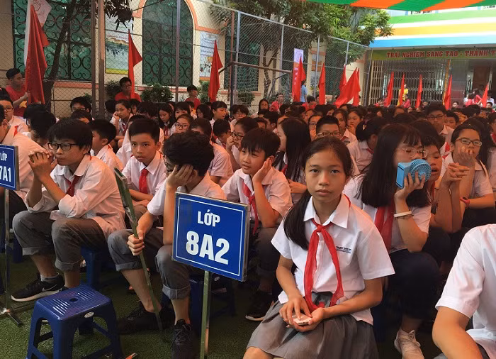 Các em học sinh tham gia buổi lễ khai giảng năm học mới (Ảnh: giaoduc.net.vn).