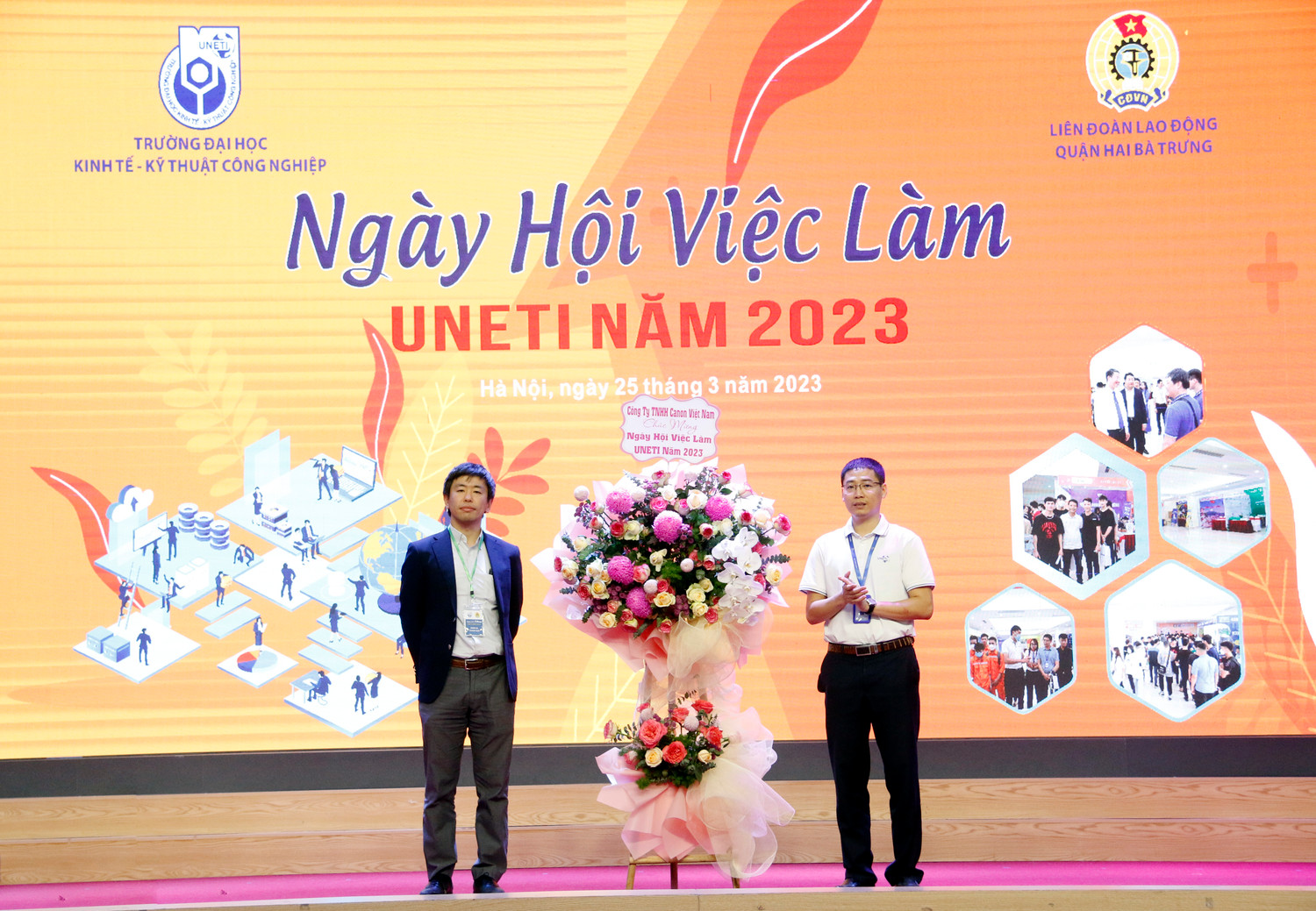 Đại diện doanh nghiệp tặng hoa chúc mừng. Đại diện doanh nghiệp tặng hoa chúc mừng.