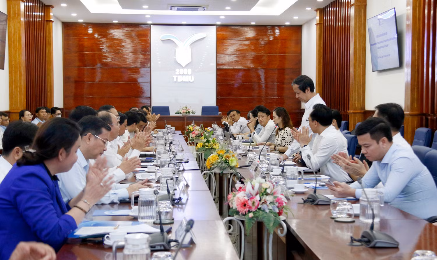 Toàn cảnh buổi làm việc.