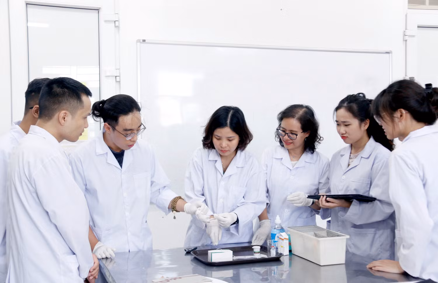 Mặc dù thu nhập của cán bộ nhà trường không cao do đặc thù của một trường đào tạo khoa học cơ bản, nhưng do môi trường làm việc khuyến khích nghiên cứu khoa học... đã góp phần giữ chân đội ngũ giảng viên. Ảnh: Mộc Trà. Mặc dù thu nhập của cán bộ nhà trường không cao do đặc thù của một trường đào tạo khoa học cơ bản, nhưng do môi trường làm việc khuyến khích nghiên cứu khoa học... đã góp phần giữ chân đội ngũ giảng viên. Ảnh: Mộc Trà.