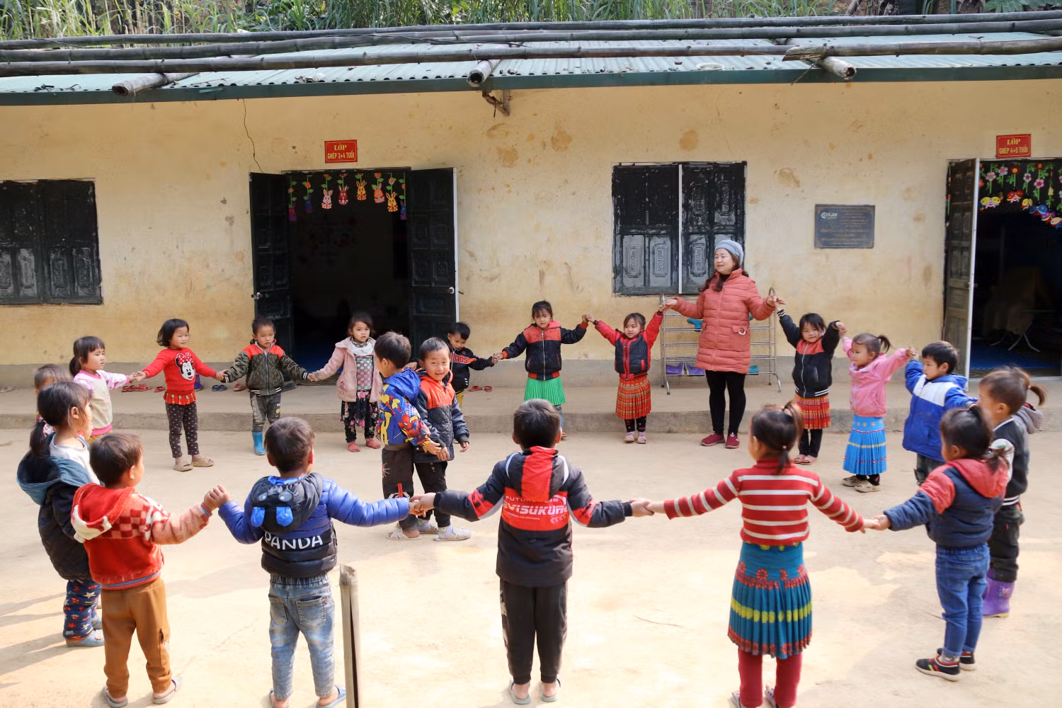 Nhiều địa phương thiếu nguồn lực đầu tư cho giáo dục nói chung và cơ sở vật chất, trang thiết bị nói riêng; cơ sở vật chất, trang thiết bị dạy học còn thiếu và chưa đồng bộ. Ảnh: Mộc Trà.