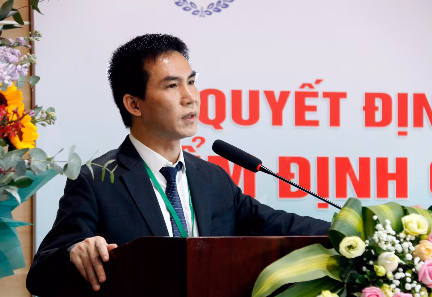 Tiến sĩ Nguyễn Huy Oanh - Hiệu trưởng Trường Đại học Trưng Vương phát biểu khai mạc buổi lễ. Tiến sĩ Nguyễn Huy Oanh - Hiệu trưởng Trường Đại học Trưng Vương phát biểu khai mạc buổi lễ.