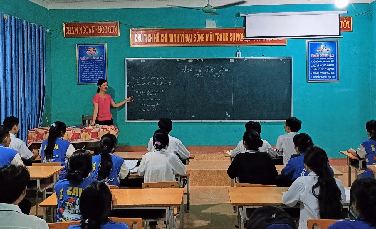 Các lớp ôn buổi tối có khi sáng đèn đến hơn 23 giờ đêm. Ảnh: NVCC.
