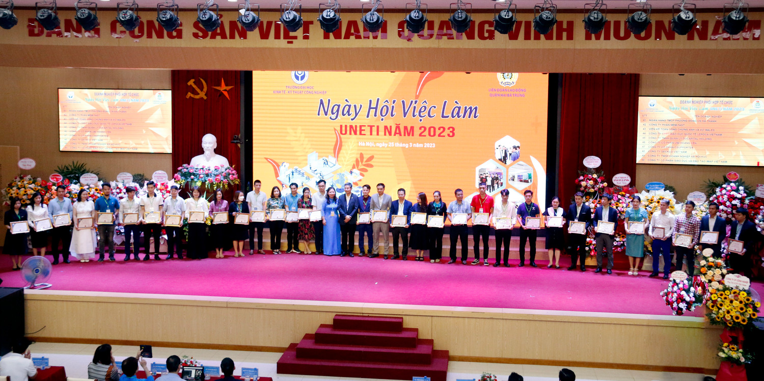Ban tổ chức trao giấy chứng nhận cho các doanh nghiệp, nhà tuyển dụng, đơn vị tham dự Ngày hội việc làm UNETI 2023. Ban tổ chức trao giấy chứng nhận cho các doanh nghiệp, nhà tuyển dụng, đơn vị tham dự Ngày hội việc làm UNETI 2023.