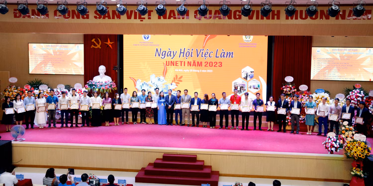 Ban tổ chức trao giấy chứng nhận cho các doanh nghiệp, nhà tuyển dụng, đơn vị tham dự Ngày hội việc làm UNETI 2023.