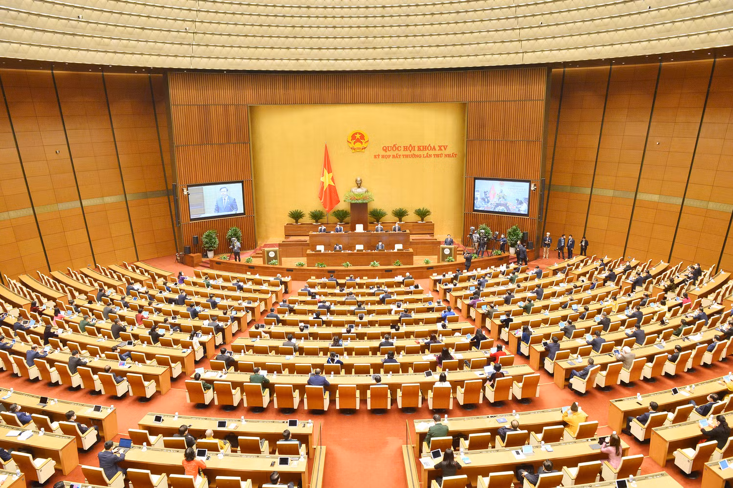 Trước đó, vào đầu năm 2022, trong bối cảnh đất nước gặp những khó khăn, thách thức mới gay gắt hơn do dịch bệnh Covid-19 diễn biến phức tạp, khó lường tại nhiều địa phương trong cả nước, lần đầu tiên trong lịch sử, Quốc hội tổ chức Kỳ họp bất thường lần thứ nhất nhằm kịp thời đưa ra những quyết sách để hỗ trợ triển khai chương trình phục hồi và phát triển kinh tế - xã hội. Ảnh: quochoi.vn. Trước đó, vào đầu năm 2022, trong bối cảnh đất nước gặp những khó khăn, thách thức mới gay gắt hơn do dịch bệnh Covid-19 diễn biến phức tạp, khó lường tại nhiều địa phương trong cả nước, lần đầu tiên trong lịch sử, Quốc hội tổ chức Kỳ họp bất thường lần thứ nhất nhằm kịp thời đưa ra những quyết sách để hỗ trợ triển khai chương trình phục hồi và phát triển kinh tế - xã hội. Ảnh: quochoi.vn.