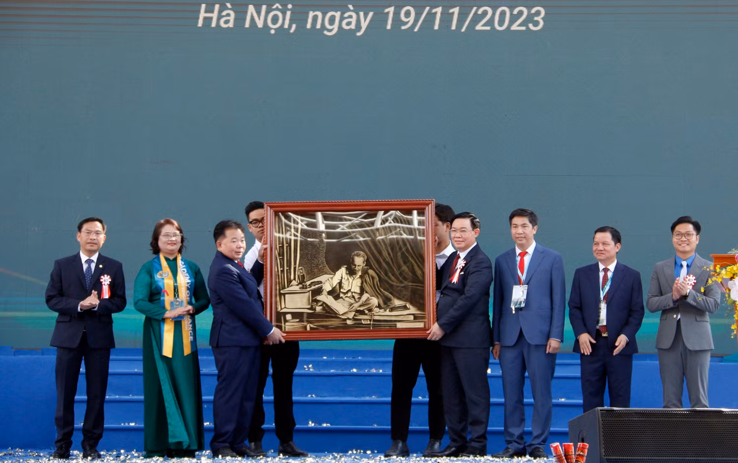 Chủ tịch Quốc hội Vương Đình Huệ tặng ảnh Bác Hồ cho Học viện Tài chính.