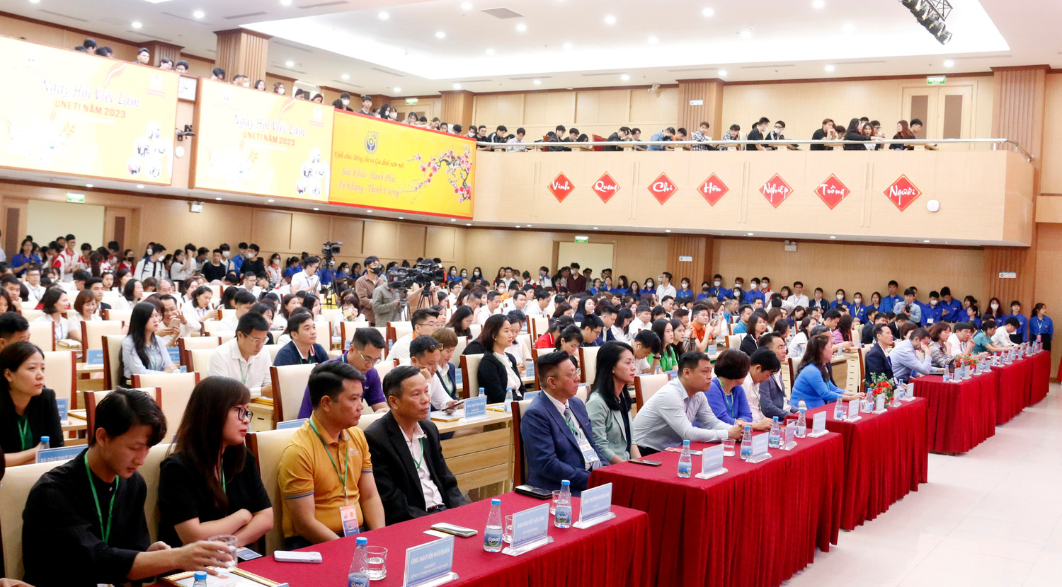 Toàn cảnh lễ khai mạc. Toàn cảnh lễ khai mạc.