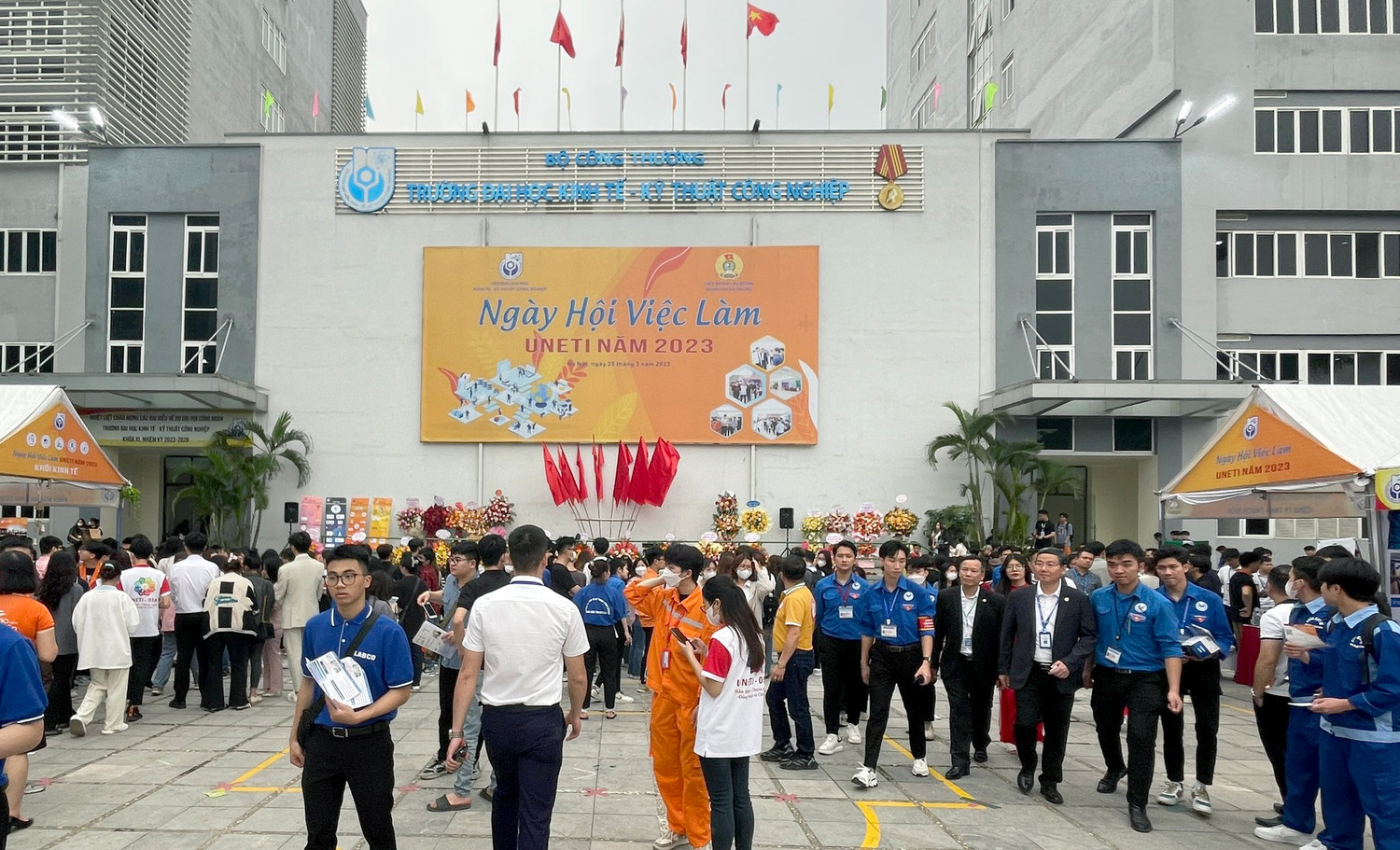 Toàn cảnh Ngày hội Việc làm UNETI 2023. Toàn cảnh Ngày hội Việc làm UNETI 2023.