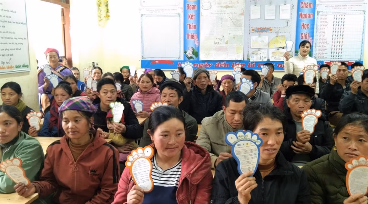 Trường Phổ thông dân tộc bán trú Trung học cơ sở Phăng Sô Lin tổ chức tuyên truyền ngay trong chính các cuộc họp phụ huynh, để phụ huynh tham gia các hoạt động cùng học sinh. Ảnh: NTCC. Trường Phổ thông dân tộc bán trú Trung học cơ sở Phăng Sô Lin tổ chức tuyên truyền ngay trong chính các cuộc họp phụ huynh, để phụ huynh tham gia các hoạt động cùng học sinh. Ảnh: NTCC.