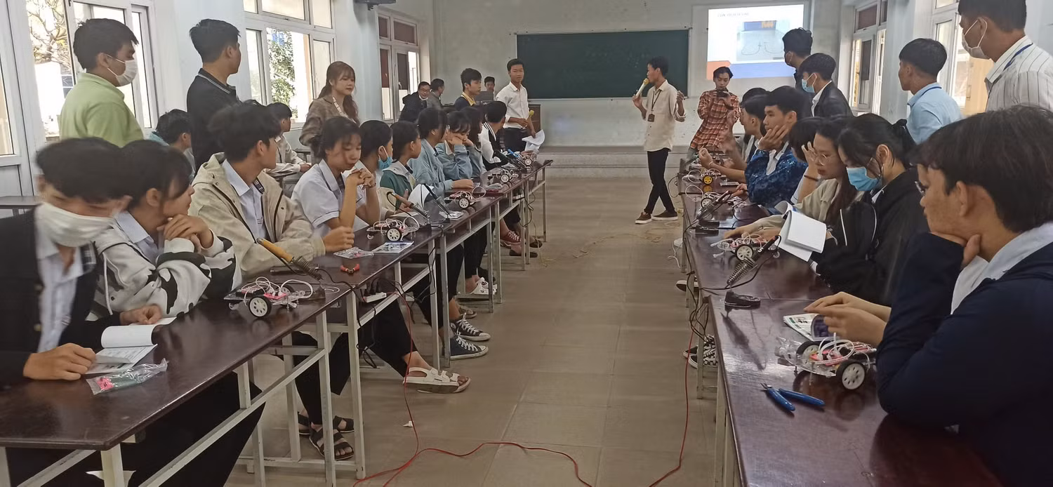 Định hướng ngành Kỹ thuật Điện tử - Viễn thông trong thời gian tới sẽ tiếp tục đào tạo ra các kỹ sư gắn liền với doanh nghiệp, sinh viên tốt nghiệp phải có kỹ năng và kiến thức tốt đáp ứng nhu cầu công việc chuyên môn. Ảnh minh họa: website trường.
