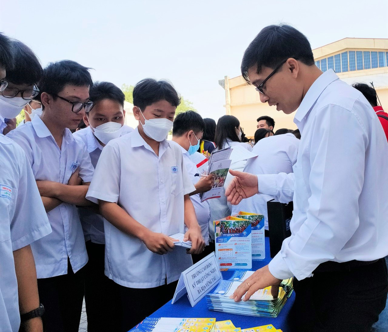 Trường Cao đẳng Kỹ thuật Công nghệ Bà Rịa - Vũng Tàu tư vấn định hướng nghề nghiệp cho học sinh phổ thông. Ảnh: NVCC.