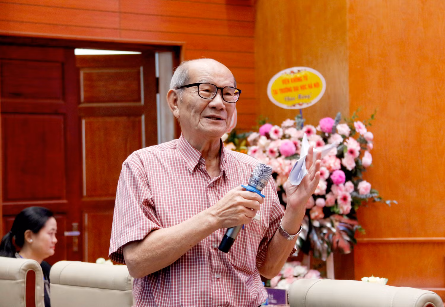 Các đại biểu tham gia thảo luận về các nội dung tham luận.