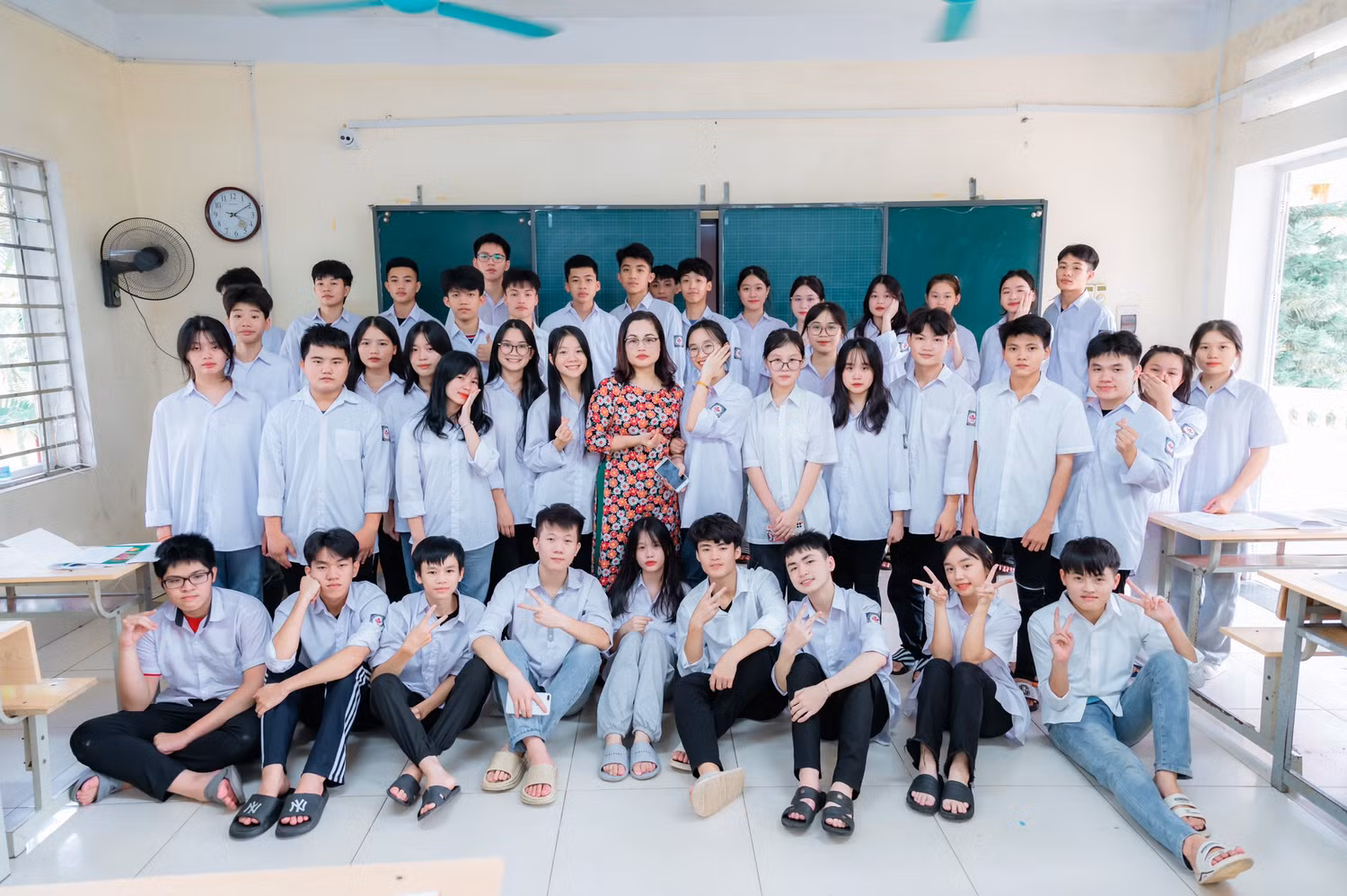 Cô giáo Nguyễn Thị Khánh cùng học sinh Trường Hữu Nghị T78. Ảnh: NVCC.