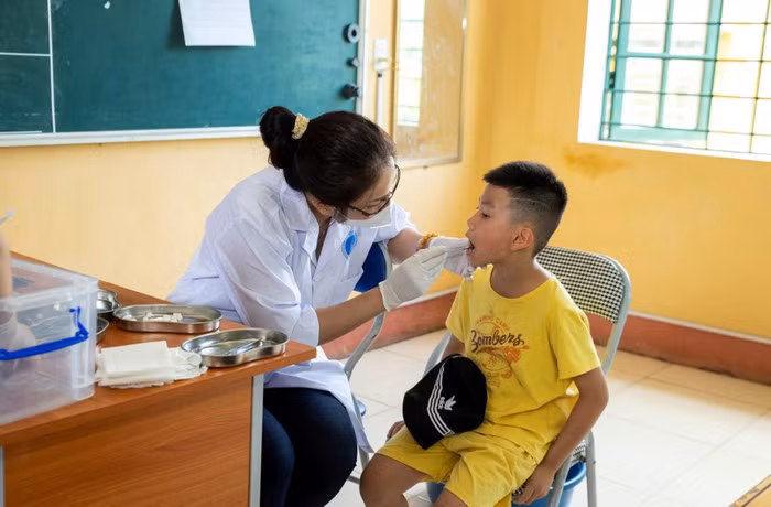 Tăng cường chính sách Bảo hiểm y tế học sinh, sinh viên để trẻ được chăm sóc sức khỏe tốt hơn. Ảnh minh họa: T.N.
