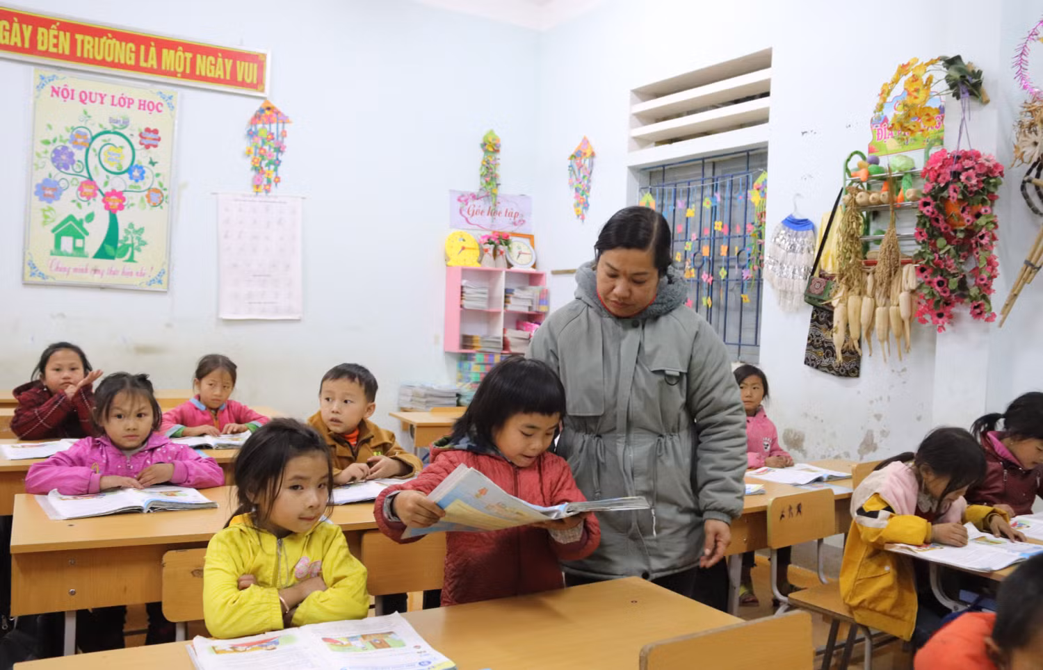 Đến khi cô Hà sinh con gái đầu lòng, năm 2003, thầy Cường mới được tạo điều kiện về công tác cùng trường với vợ. Ảnh: Thiên Hương. Đến khi cô Hà sinh con gái đầu lòng, năm 2003, thầy Cường mới được tạo điều kiện về công tác cùng trường với vợ. Ảnh: Thiên Hương.