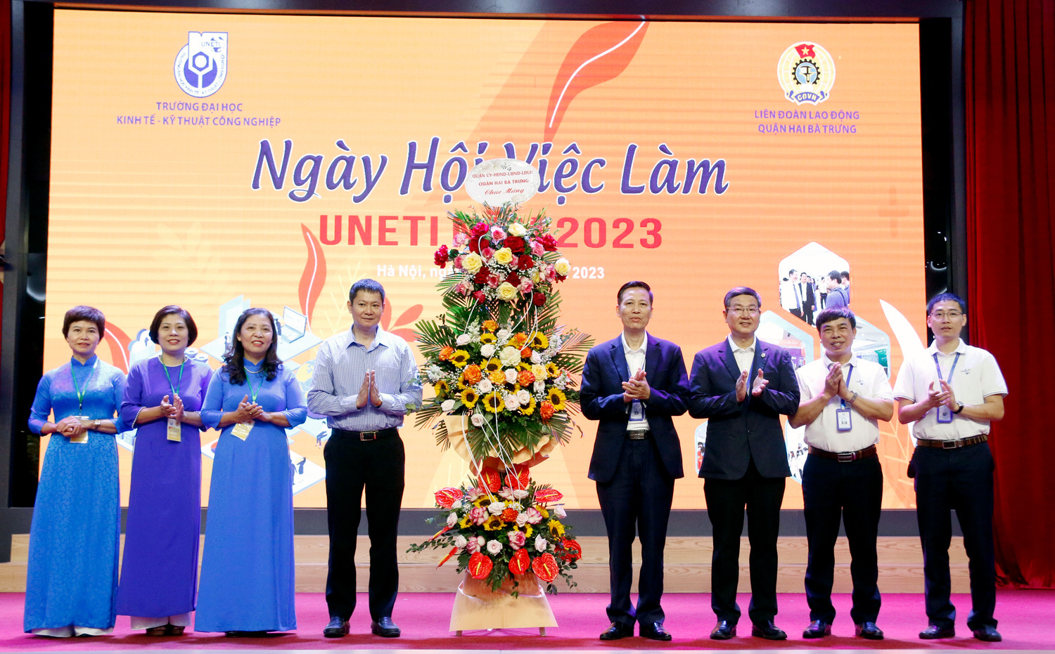 Đại diện Ủy ban nhân dân quận Hai Bà Trưng tặng hoa chúc mừng nhà trường. Đại diện Ủy ban nhân dân quận Hai Bà Trưng tặng hoa chúc mừng nhà trường.