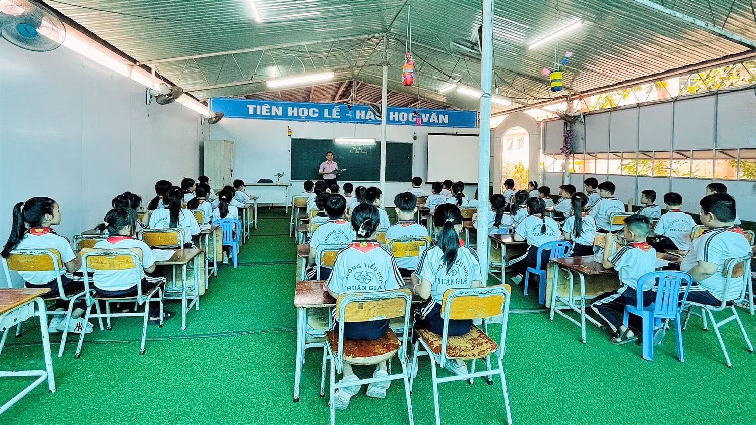 Giáo viên được tăng phụ cấp, tăng thu nhập, sẽ không phải bươn chải kiếm thêm thu nhập, sẽ yêu nghề hơn. Ảnh minh họa: Ngân Chi.