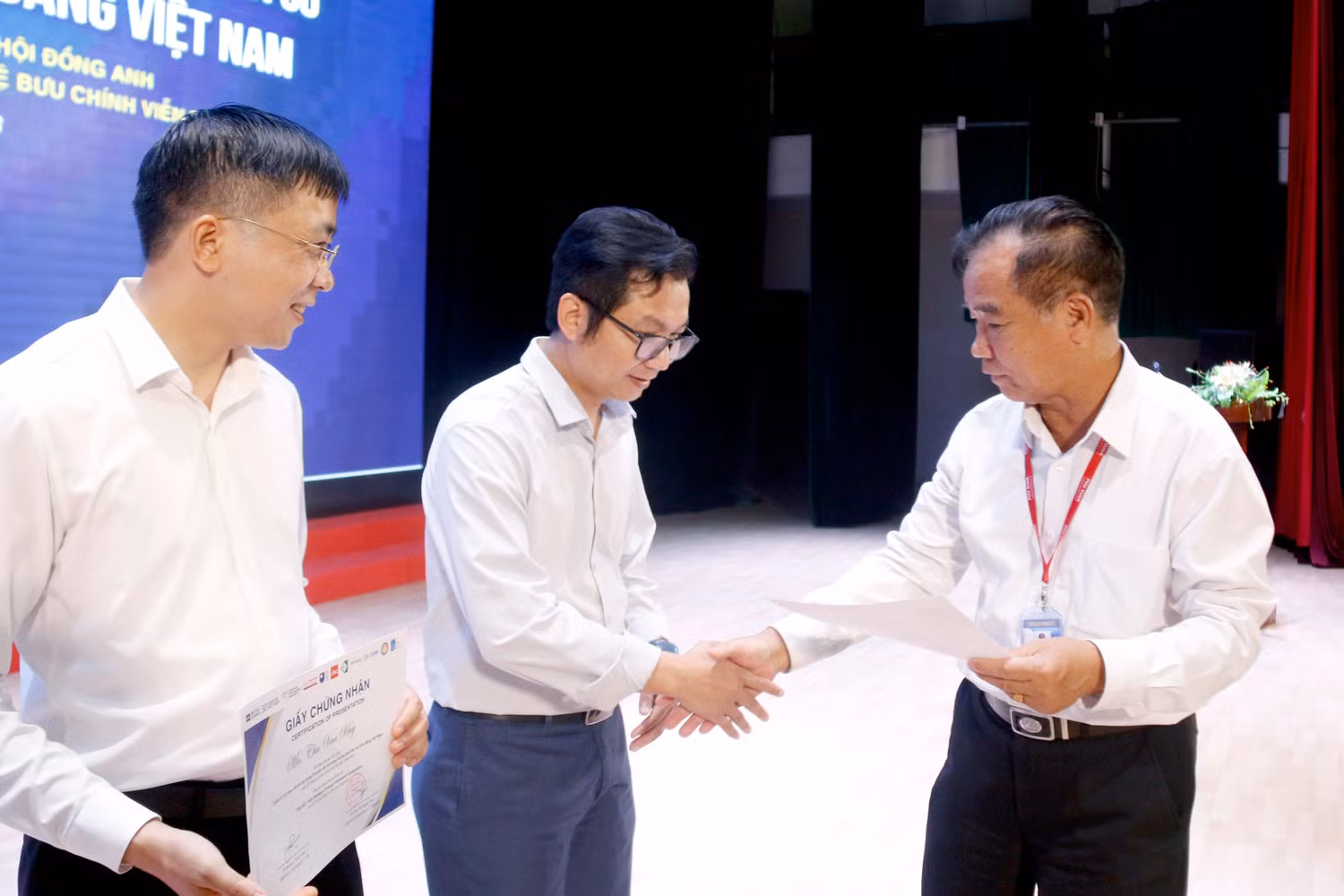 Ông Phạm Ngọc Lan - Trưởng ban Công tác Hội viên (Hiệp hội Các trường đại học, cao đẳng Việt Nam) trao giấy chứng nhận cho các diễn giả tham gia chia sẻ trực tiếp tại hội thảo.