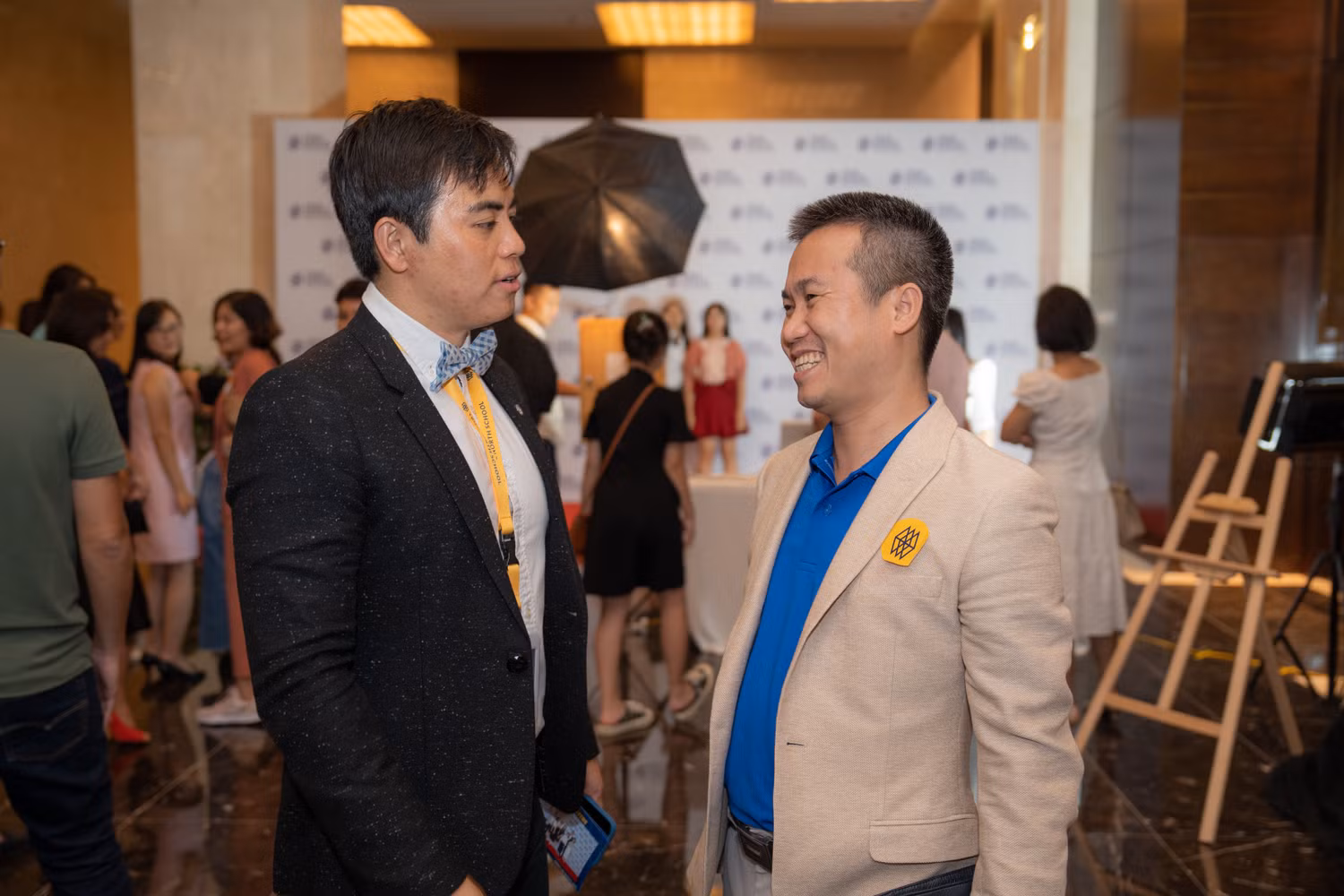 CEO True North School, thầy Danny Hwang (áo đen) trao đổi với phụ huynh. Ảnh: NTCC. CEO True North School, thầy Danny Hwang (áo đen) trao đổi với phụ huynh. Ảnh: NTCC.