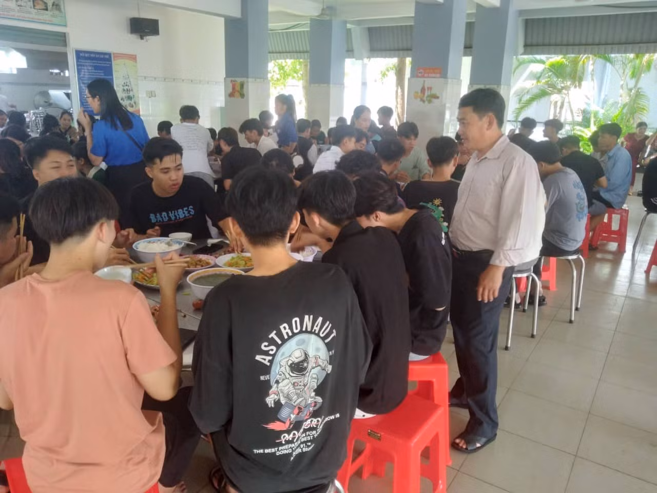 Học sinh Trường Trung học cơ sở - Trung học phổ thông ĐăkLua đã có những bữa ăn đầy dinh dưỡng trong suốt mấy ngày thi. Ảnh: NVCC.