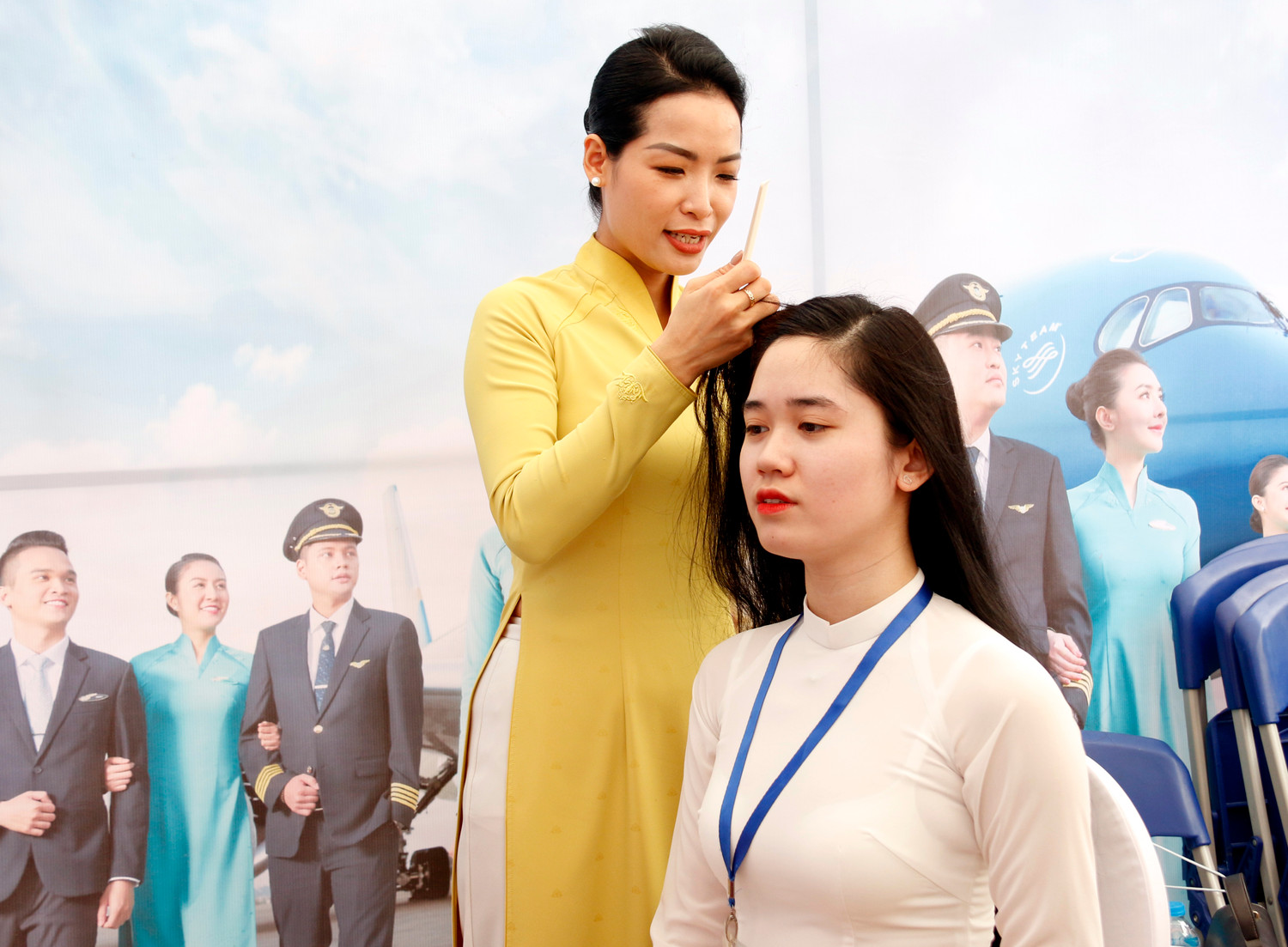Sinh viên Nguyễn Thị Phương Anh trải nghiệm trang điểm của tiếp viên hàng không Vietnam Airlines. Sinh viên Nguyễn Thị Phương Anh trải nghiệm trang điểm của tiếp viên hàng không Vietnam Airlines.