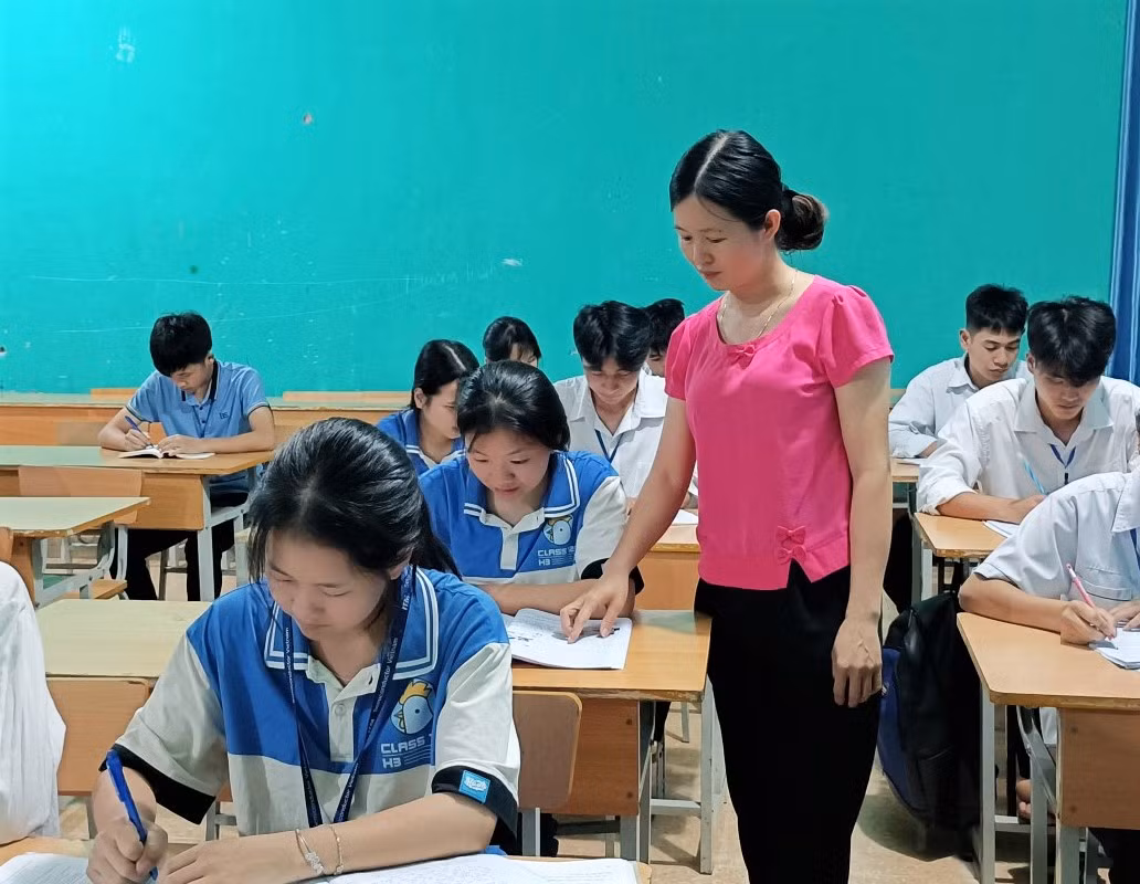 Thầy cô luôn đồng hành cùng học sinh, củng cố kiến thức để học sinh tự tin bước qua kỳ thi. Ảnh: NVCC.
