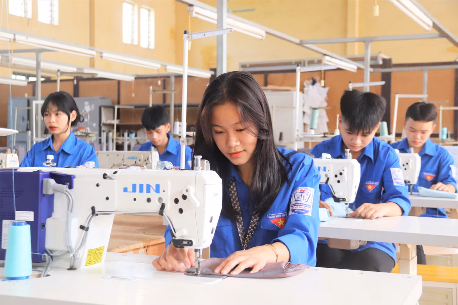 Theo bà Cao Thị Thu Hiền, học sinh ở trung tâm thường chỉ mong muốn có bằng tốt nghiệp để thuận lợi hơn trong quá trình theo đuổi nghề đã chọn, nên mong đề thi vừa sức. Ảnh: Ngân Chi. Theo bà Cao Thị Thu Hiền, học sinh ở trung tâm thường chỉ mong muốn có bằng tốt nghiệp để thuận lợi hơn trong quá trình theo đuổi nghề đã chọn, nên mong đề thi vừa sức. Ảnh: Ngân Chi.