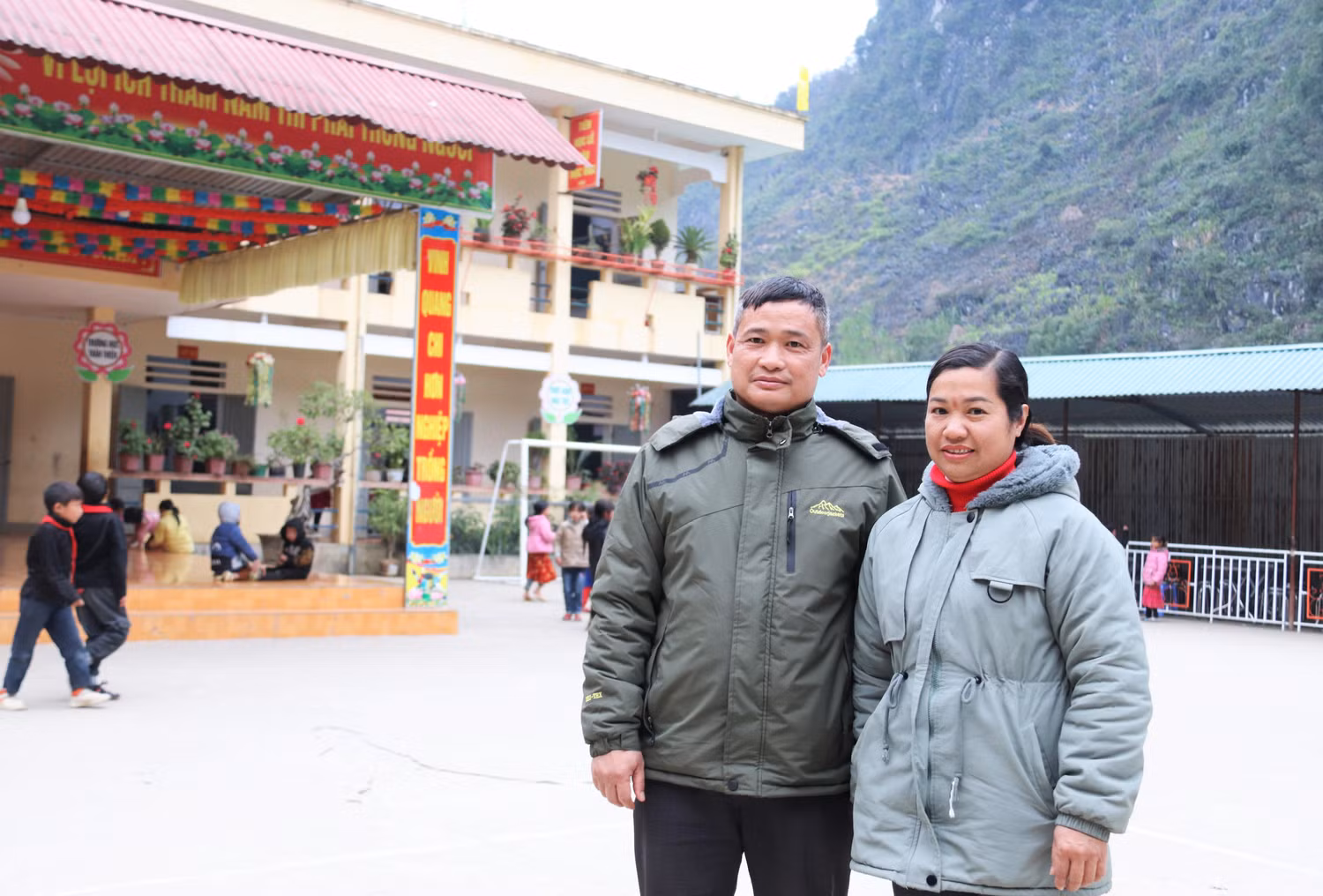 Thầy giáo Ngô Quang Cường cùng vợ là cô giáo Phạm Thị Hà. Ảnh: Thiên Hương. Thầy giáo Ngô Quang Cường cùng vợ là cô giáo Phạm Thị Hà. Ảnh: Thiên Hương.