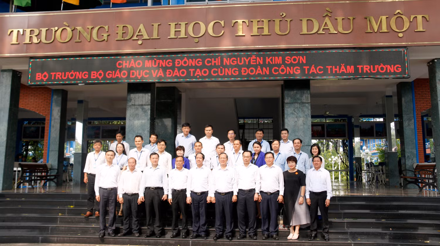 Bộ trưởng Nguyễn Kim Sơn cùng Đoàn công tác của Bộ Giáo dục và Đào tạo trong chuyến thăm và làm việc tại Trường Đại học Thủ Dầu Một vào tháng 4/2023. Ảnh: Mộc Trà. Bộ trưởng Nguyễn Kim Sơn cùng Đoàn công tác của Bộ Giáo dục và Đào tạo trong chuyến thăm và làm việc tại Trường Đại học Thủ Dầu Một vào tháng 4/2023. Ảnh: Mộc Trà.