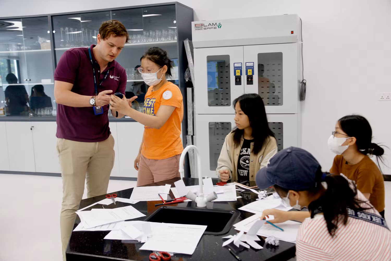 Học sinh trải nghiệm tại phòng Thí nghiệm Khoa học.