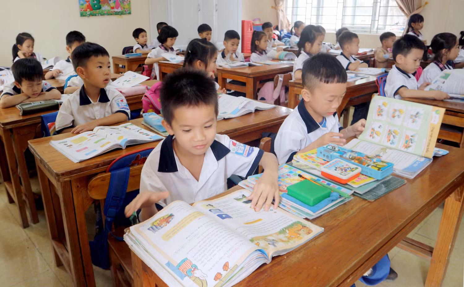 Theo đại biểu Quốc hội, đến thời điểm hiện tại, việc giảng dạy với cả 3 bộ sách Cánh diều, Chân trời sáng tạo, Kết nối tri thức với cuộc sống là phù hợp và đang dần ổn định. Ảnh minh họa: Mộc Hương. Theo đại biểu Quốc hội, đến thời điểm hiện tại, việc giảng dạy với cả 3 bộ sách Cánh diều, Chân trời sáng tạo, Kết nối tri thức với cuộc sống là phù hợp và đang dần ổn định. Ảnh minh họa: Mộc Hương.