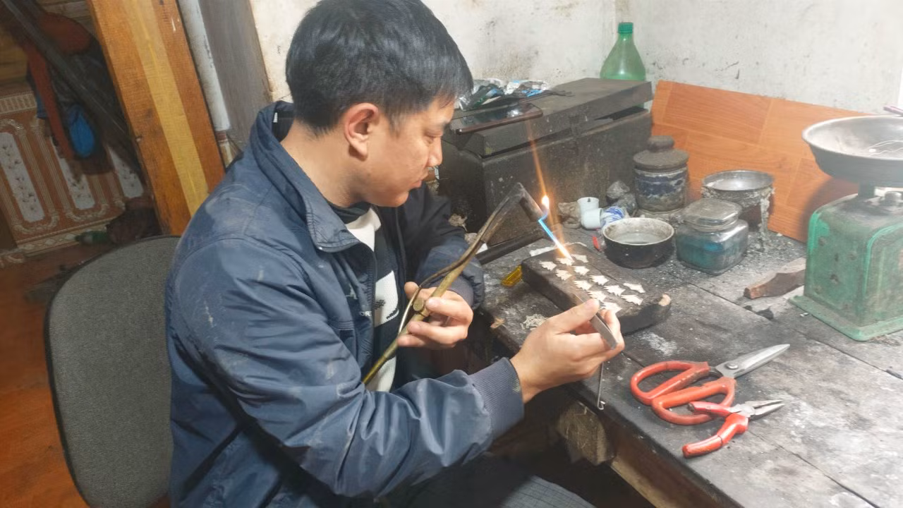 Trường Phổ thông dân tộc bán trú Trung học cơ sở Phăng Sô Lin tổ chức các lớp tham quan các xưởng sản xuất bạc, mời nghệ nhân chạm khắc bạc tham gia để học sinh thêm trải nghiệm thực tiễn. Ảnh: NTCC. Trường Phổ thông dân tộc bán trú Trung học cơ sở Phăng Sô Lin tổ chức các lớp tham quan các xưởng sản xuất bạc, mời nghệ nhân chạm khắc bạc tham gia để học sinh thêm trải nghiệm thực tiễn. Ảnh: NTCC.