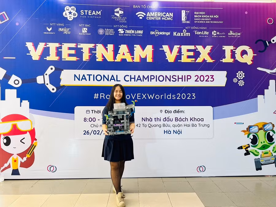 Hà Linh cho rằng, lĩnh vực robot này là sự kết hợp của thiết kế, lập trình và công nghệ, sẽ thật thú vị và hữu ích nếu tìm hiểu. Hà Linh cho rằng, lĩnh vực robot này là sự kết hợp của thiết kế, lập trình và công nghệ, sẽ thật thú vị và hữu ích nếu tìm hiểu.