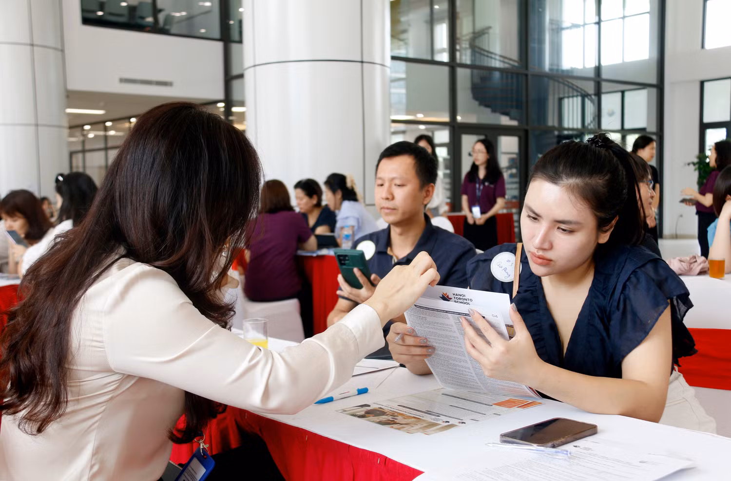 Chị Vũ Ngọc Trang quyết định đăng ký nhập học cho con ngay sau khi tham quan cơ sở vật chất và lắng nghe tư vấn.