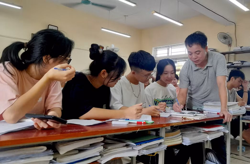 Thầy Lê Viết Phương - giáo viên môn Sinh học tận tình hướng dẫn học sinh trong cả 3 ca ôn tập mỗi ngày. Ảnh: NVCC.