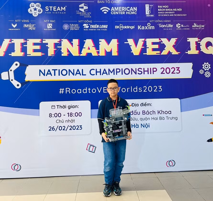 Tuấn Minh chia sẻ về hành trình lên ý tưởng và lắp ráp, lập trình sản phẩm robot. Tuấn Minh chia sẻ về hành trình lên ý tưởng và lắp ráp, lập trình sản phẩm robot.