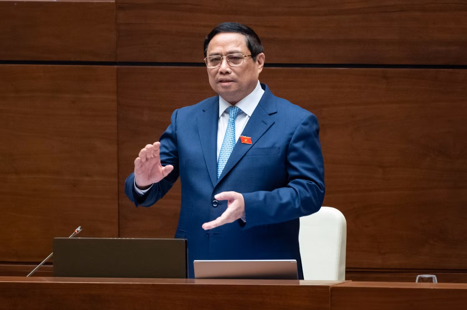 Thủ tướng Chính phủ Phạm Minh Chính trả lời chất vấn sáng ngày 08/11. Ảnh: quochoi.vn. Thủ tướng Chính phủ Phạm Minh Chính trả lời chất vấn sáng ngày 08/11. Ảnh: quochoi.vn.