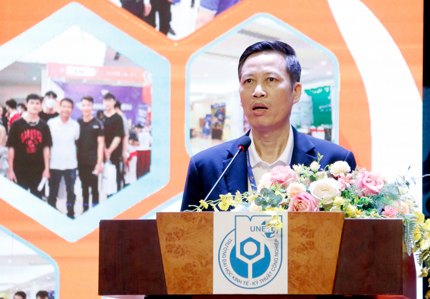 Nhà giáo ưu tú, Tiến sĩ Trần Đức Cân - Phó Hiệu trưởng Trường Đại học Kinh tế - Kỹ thuật Công nghiệp. Nhà giáo ưu tú, Tiến sĩ Trần Đức Cân - Phó Hiệu trưởng Trường Đại học Kinh tế - Kỹ thuật Công nghiệp.