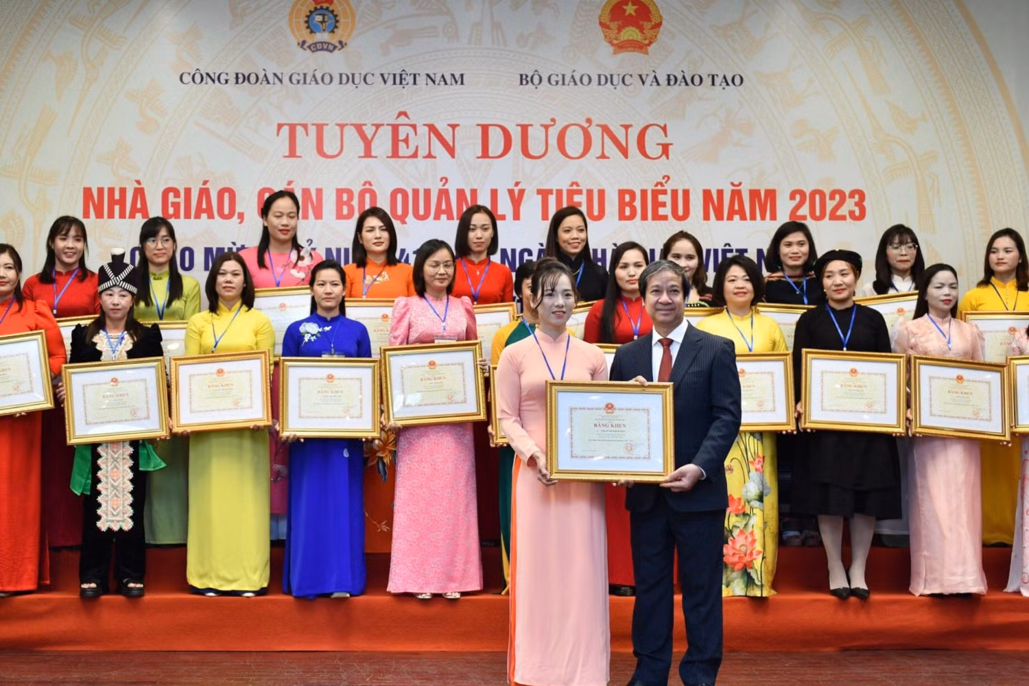 Bộ trưởng Bộ Giáo dục và Đào tạo Nguyễn Kim Sơn trao Bằng khen cho các nhà giáo, cán bộ quản lý tiêu biểu năm 2023. Ảnh: Bộ Giáo dục và Đào tạo Bộ trưởng Bộ Giáo dục và Đào tạo Nguyễn Kim Sơn trao Bằng khen cho các nhà giáo, cán bộ quản lý tiêu biểu năm 2023. Ảnh: Bộ Giáo dục và Đào tạo
