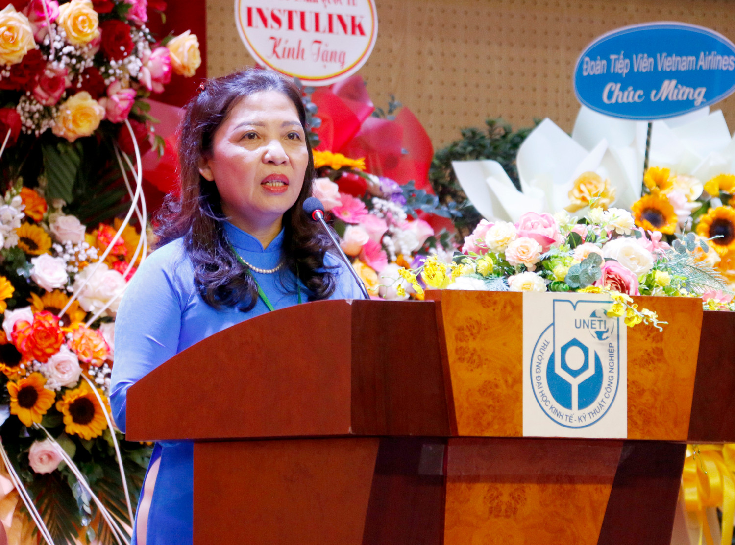 Bà Nguyễn Thị Kim Dung - Chủ tịch Liên đoàn Lao động quận Hai Bà Trưng (Hà Nội) phát biểu tại lễ khai mạc.. Bà Nguyễn Thị Kim Dung - Chủ tịch Liên đoàn Lao động quận Hai Bà Trưng (Hà Nội) phát biểu tại lễ khai mạc..