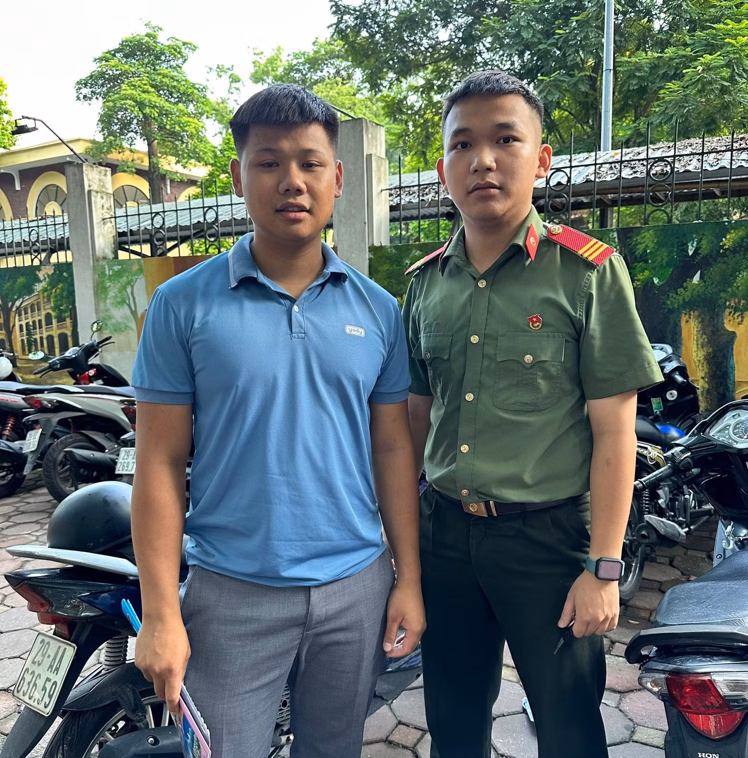 Điểm thi Trường Trung học phổ thông Phan Đình Phùng thanh niên tình nguyện của Đoàn thanh niên Bộ tư lệnh cảnh vệ hỗ trợ chở thí sinh về nhà lấy thẻ căn cước để đến dự thi kịp thời. Ảnh: Phòng Giáo dục và Đào tạo quận Ba Đình (Hà Nội).