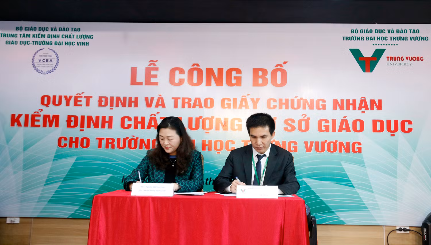 Lễ ký kết thỏa thuận hợp tác giữa Trường Đại học Trưng Vương và Hiệp hội Phát triển hàng tiêu dùng Việt Nam. Lễ ký kết thỏa thuận hợp tác giữa Trường Đại học Trưng Vương và Hiệp hội Phát triển hàng tiêu dùng Việt Nam.
