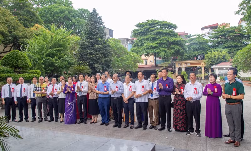 Các cựu học viên lớp Cao cấp lý luận chính trị liên Bộ khóa 2006-2008 tiến hành nghi thức dâng hương dưới tượng đài Chủ tịch Hồ Chí Minh tại Học viện Chính trị khu vực I.
