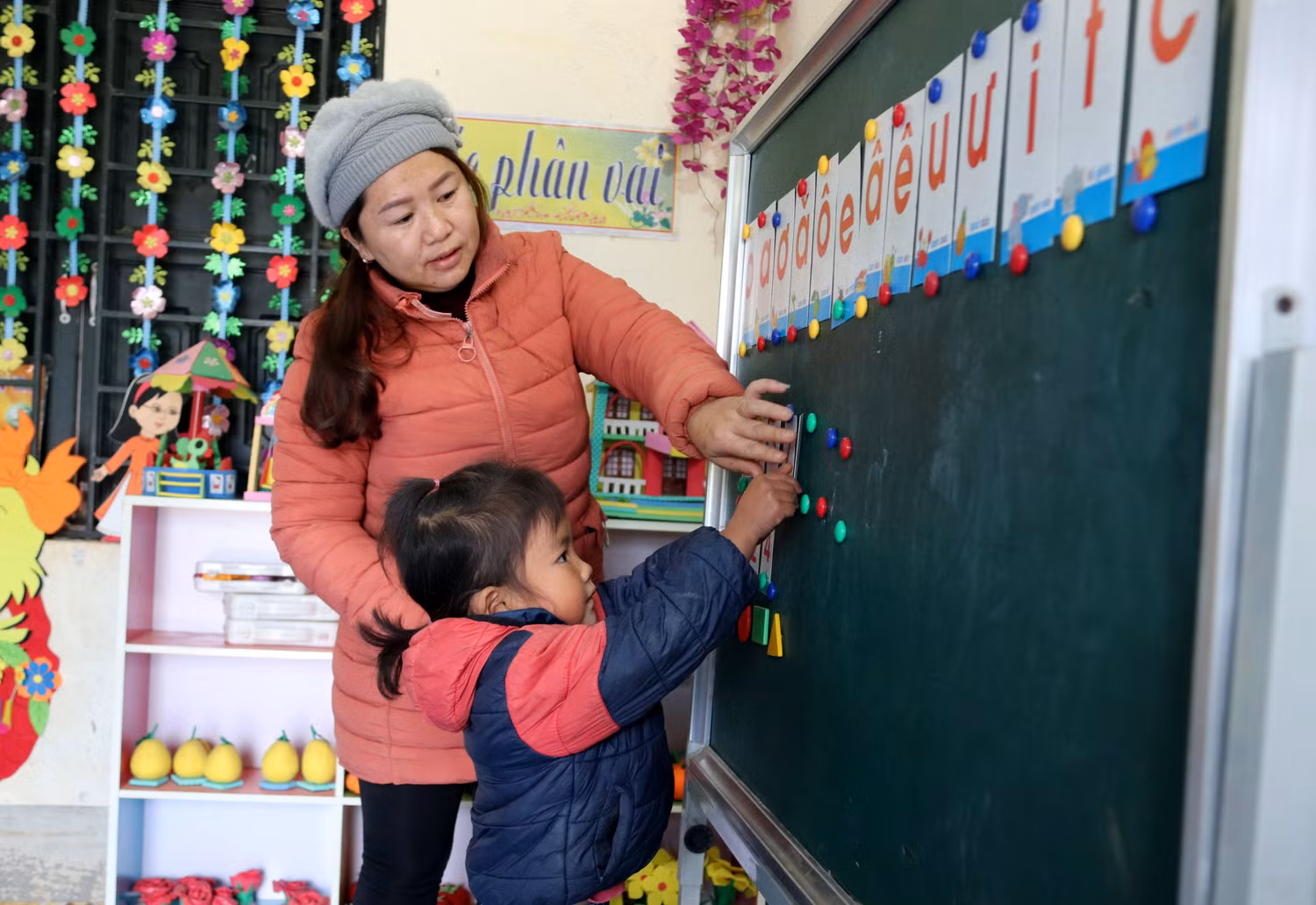 Cô giáo Vàng Thị Lan với gần 16 năm gắn bó với sự nghiệp ươm mầm tri thức.